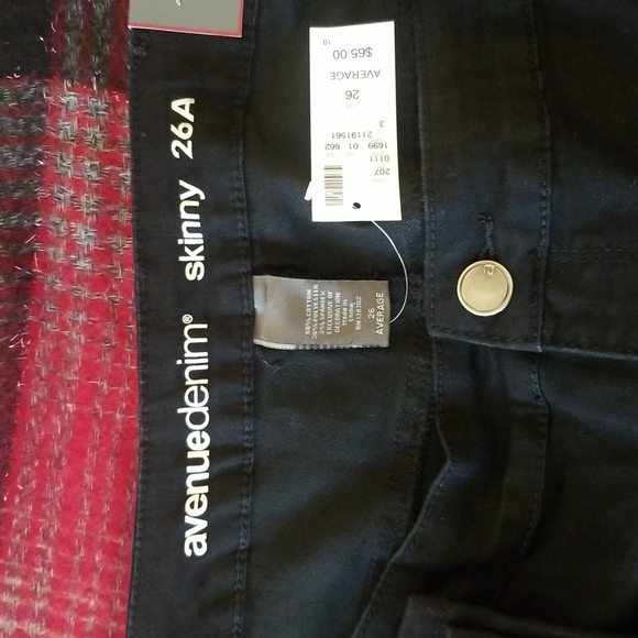 Avenue A skinny new 5 pocket Jean's, with flower embroidery with some bedazzling - Picture 4 of 4